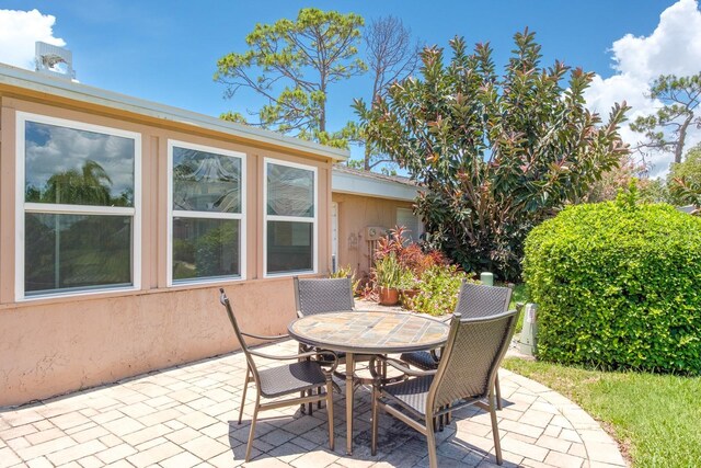 1510 Palmer Ct, Palm Harbor, FL 34685 - view of patio / terrace with outdoor dining space