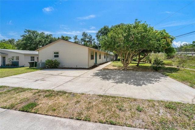 2901 Bay View Dr, Safety Harbor, FL 34695 - view of side of property featuring a yard