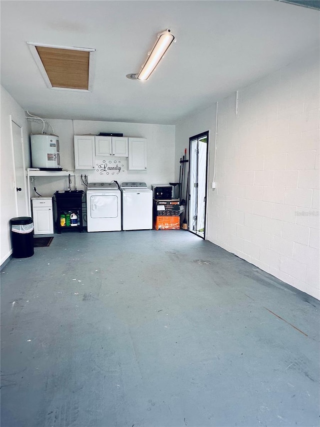 13186 Thrush St, Spring Hill, FL 34609 - garage featuring washing machine and clothes dryer, electric water heater, and concrete block wall