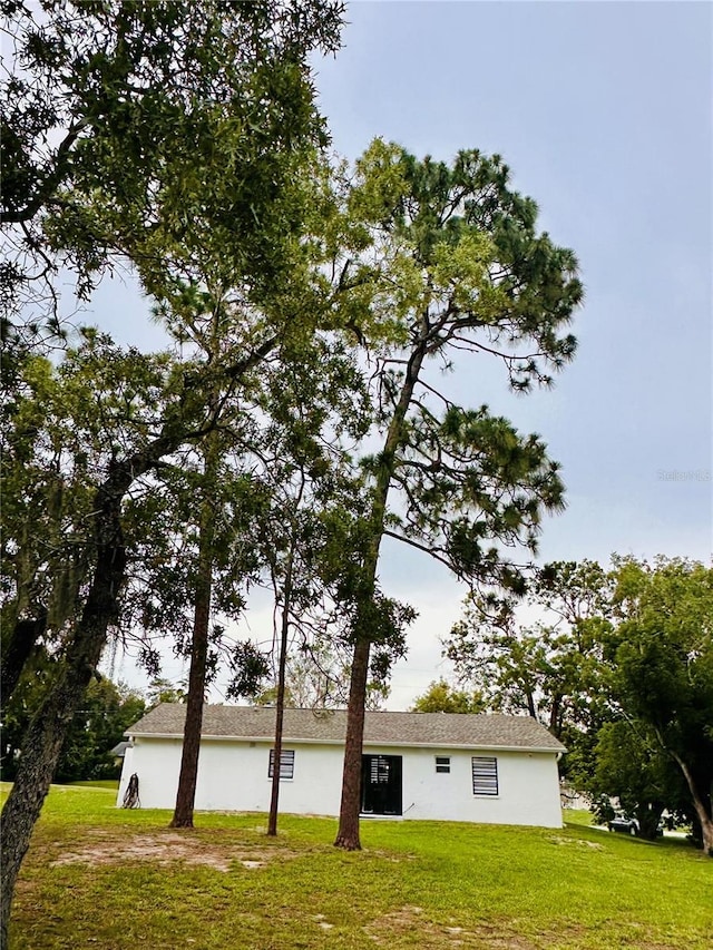 13186 Thrush St, Spring Hill, FL 34609 - view of front of property featuring a front yard and stucco siding