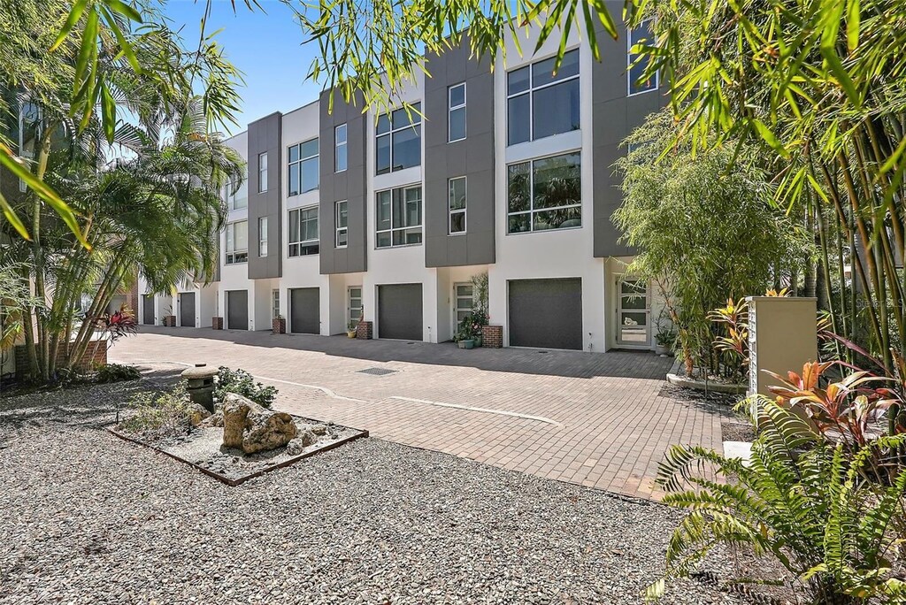 325 5th Ave S Unit 9, Saint Petersburg, FL 33701 - photo 1