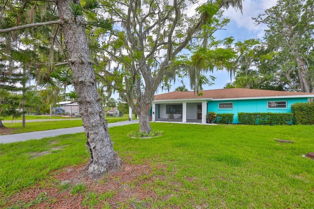 301 Carlyle Blvd, Ruskin, FL 33570 - view of front of property featuring a front lawn and a sunroom