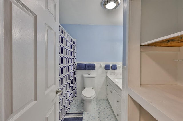 301 Carlyle Blvd, Ruskin, FL 33570 - full bath featuring wainscoting, vanity, tile walls, and curtained shower