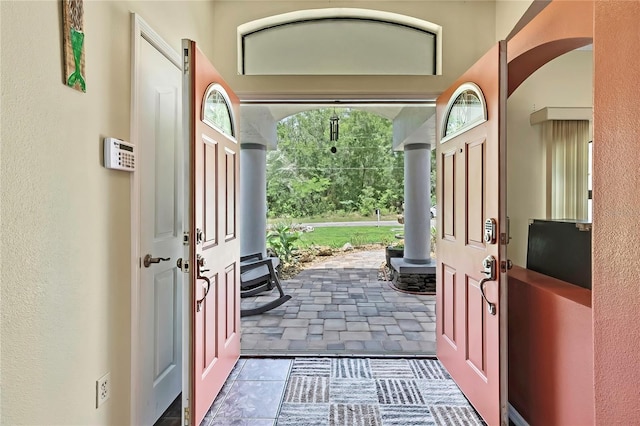 10721 N Ocean Dr, Dunnellon, FL 34434 - entryway featuring a textured wall