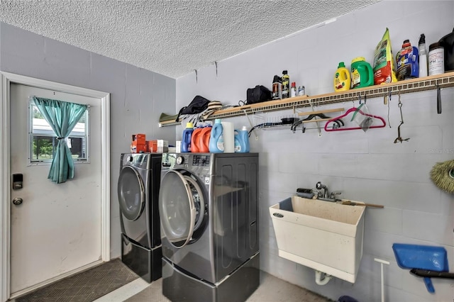 10721 N Ocean Dr, Dunnellon, FL 34434 - washroom featuring washing machine and clothes dryer and a textured ceiling