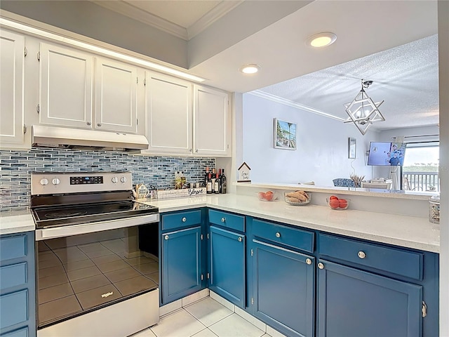 809 Bahia Del Sol Dr Unit 72, Ruskin, FL 33570 - kitchen with stainless steel electric range, under cabinet range hood, blue cabinetry, a peninsula, and ornamental molding