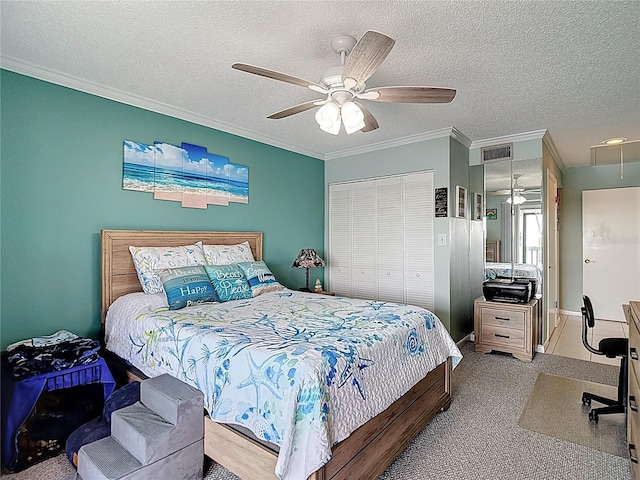 809 Bahia Del Sol Dr Unit 72, Ruskin, FL 33570 - bedroom featuring crown molding, a closet, ceiling fan, carpet flooring, and a textured ceiling