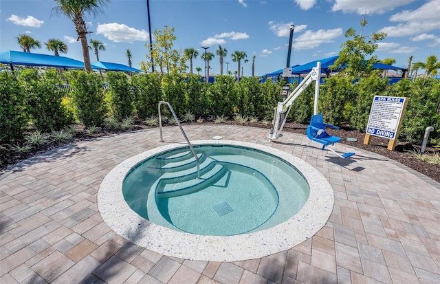 6162 Winding Pine Dr, Nokomis, FL 34275 - view of swimming pool featuring a hot tub and a pool