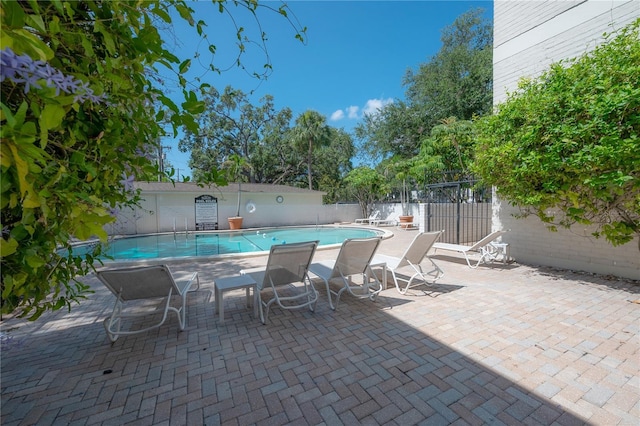 3325 Bayshore Blvd Unit A17, Tampa, FL 33629 - community pool with a patio area