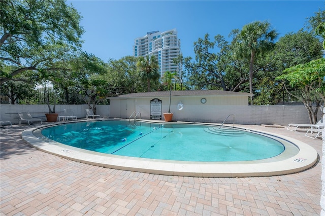 3325 Bayshore Blvd Unit A17, Tampa, FL 33629 - community pool with a patio