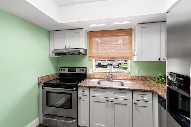 1011 S Moody Ave Unit 11, Tampa, FL 33629 - kitchen featuring stainless steel appliances, under cabinet range hood, and white cabinetry