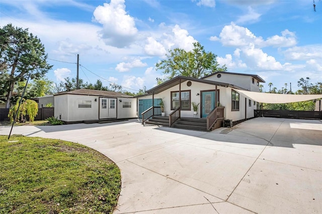 6814 68th Ave E, Bradenton, FL 34203 - manufactured / mobile home with driveway and stucco siding