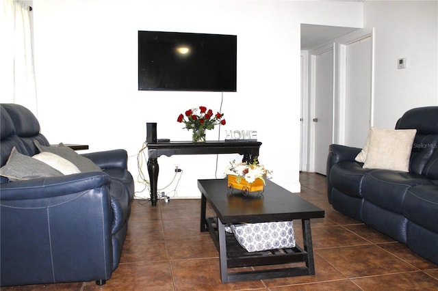 5 Moonlight Ln, Winter Haven, FL 33884 - living room featuring dark tile patterned floors