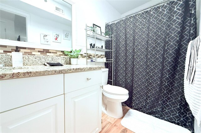 5 Moonlight Ln, Winter Haven, FL 33884 - full bath with vanity, wood finished floors, backsplash, and a shower with curtain