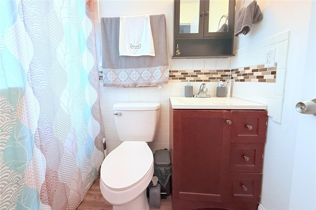 5 Moonlight Ln, Winter Haven, FL 33884 - bathroom with vanity, tile walls, and a shower with shower curtain