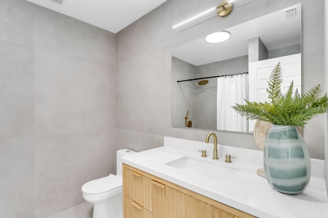 3381 19th Pl SW, Largo, FL 33774 - full bath featuring vanity, tile patterned floors, and curtained shower