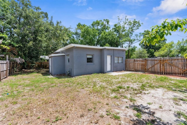 9310 N 12th St, Tampa, FL 33612 - view of outdoor structure featuring a fenced backyard