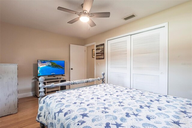 3312 Kenmore Dr, Sarasota, FL 34231 - bedroom featuring light wood-style floors, a closet, and ceiling fan