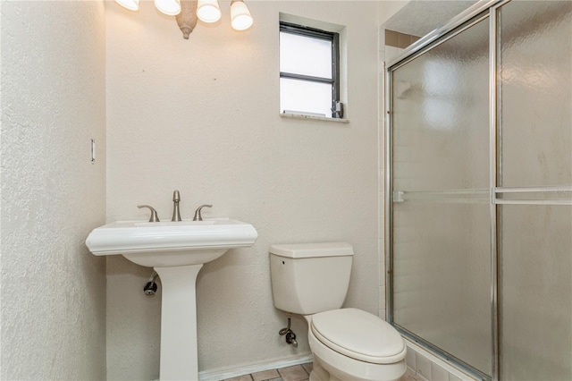 3262 Westcott Ct, Palm Harbor, FL 34684 - bathroom featuring a tile shower, a textured wall, and tile patterned floors