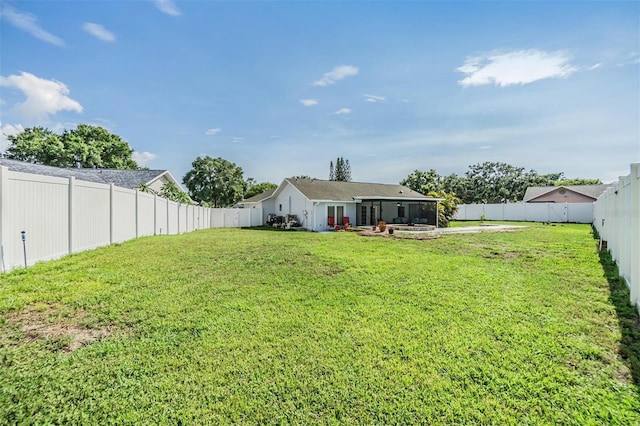 1304 Cedar Ct, Tarpon Springs, FL 34689 - fenced backyard featuring a sunroom
