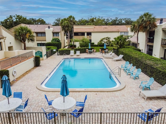 4114 Pinelake Ln Unit 202, Tampa, FL 33618 - community pool with a patio area