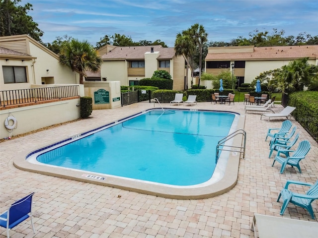 4114 Pinelake Ln Unit 202, Tampa, FL 33618 - community pool with a patio