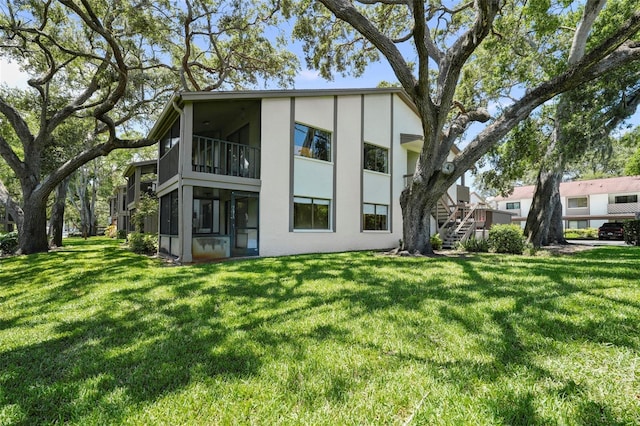 506 Duxbury Ct Unit A, Safety Harbor, FL 34695 - back of property with stucco siding and a yard