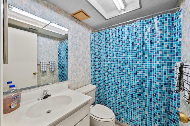 506 Duxbury Ct Unit A, Safety Harbor, FL 34695 - full bath featuring wallpapered walls, vanity, a textured ceiling, and curtained shower