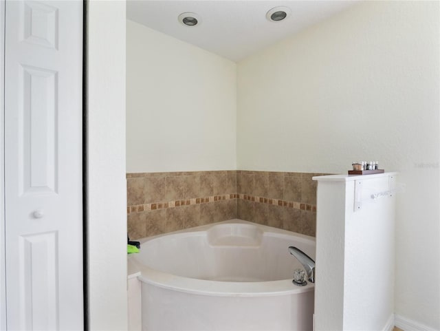 21590 SW 84th Loop, Dunnellon, FL 34431 - bathroom featuring a garden tub and a closet