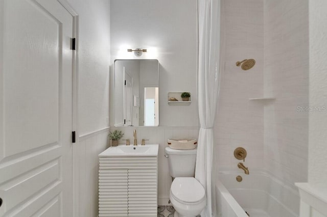 5205 Brighton Shore Dr, Apollo Beach, FL 33572 - bathroom featuring vanity, shower / bath combination with curtain, and a wainscoted wall