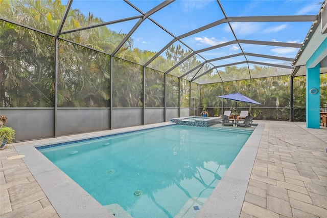 7114 Bowspirit Pl, Apollo Beach, FL 33572 - view of swimming pool featuring a pool with connected hot tub, a patio, and a lanai