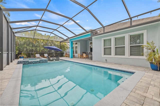 7114 Bowspirit Pl, Apollo Beach, FL 33572 - view of swimming pool with a patio, a pool with connected hot tub, glass enclosure, and outdoor dining area