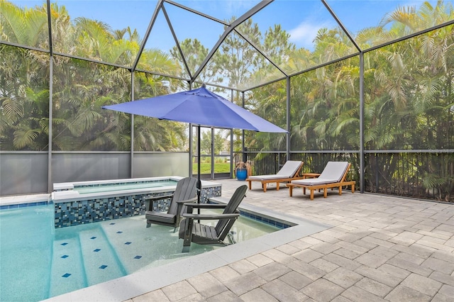 7114 Bowspirit Pl, Apollo Beach, FL 33572 - swimming pool with an outdoor hot tub, glass enclosure, and a patio
