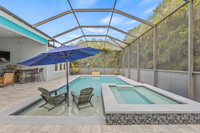 7114 Bowspirit Pl, Apollo Beach, FL 33572 - view of pool with a patio, grilling area, a pool with connected hot tub, and a lanai