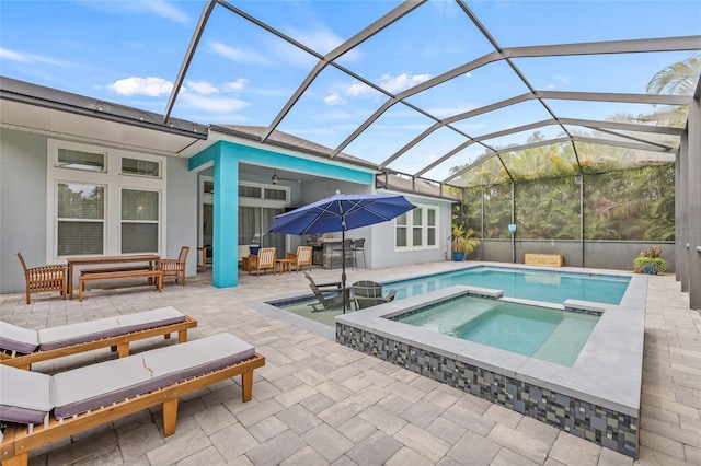 7114 Bowspirit Pl, Apollo Beach, FL 33572 - view of pool featuring a patio, glass enclosure, a ceiling fan, and a pool with connected hot tub