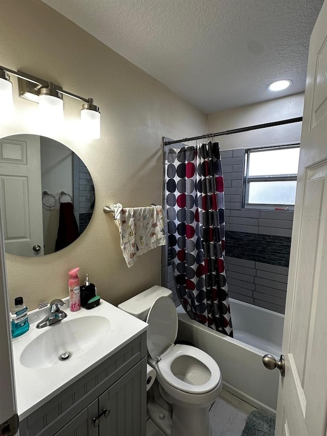 701 N 7th St, Haines City, FL 33844 - full bath featuring a textured ceiling, vanity, and shower / tub combo