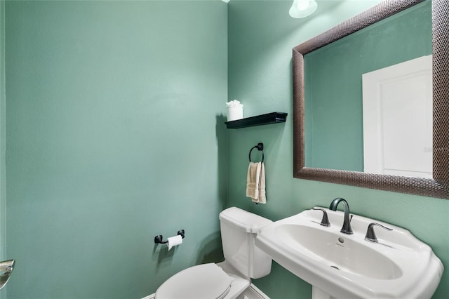 4920 Anniston Cir, Tampa, FL 33647 - half bath featuring a sink and toilet