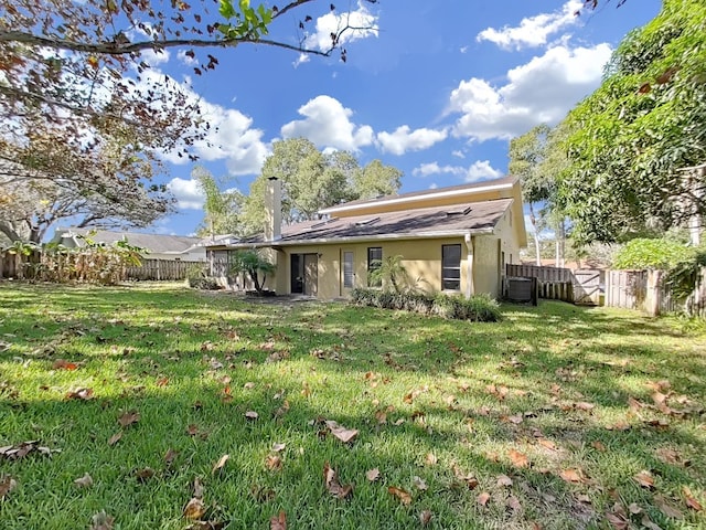 852 Village Way, Palm Harbor, FL 34683 - rear view of property featuring stucco siding and a fenced backyard