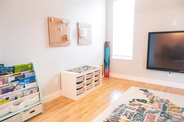 6804 Pleasant Oaks Pl, Riverview, FL 33578 - recreation room featuring wood finished floors and baseboards