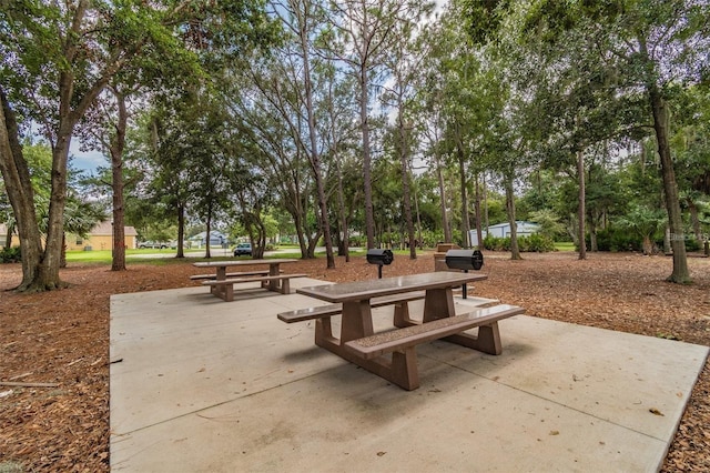 6804 Pleasant Oaks Pl, Riverview, FL 33578 - surrounding community featuring view of scattered trees
