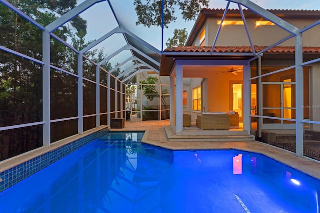 3307 W Knights Ave, Tampa, FL 33611 - swimming pool featuring a patio area, outdoor lounge area, ceiling fan, and a lanai