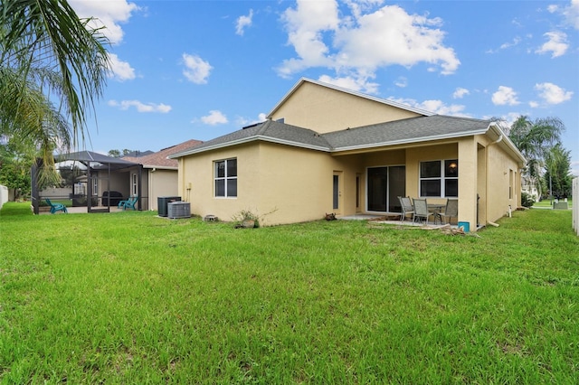 3013 Silvermill Loop Unit O, Land O Lakes, FL 34638 - rear view of property with stucco siding, a patio area, a lawn, and glass enclosure