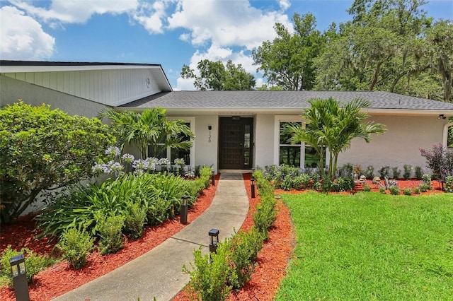 126 Holly Tree Ln, Brandon, FL 33511 - view of front facade with stucco siding and a front lawn