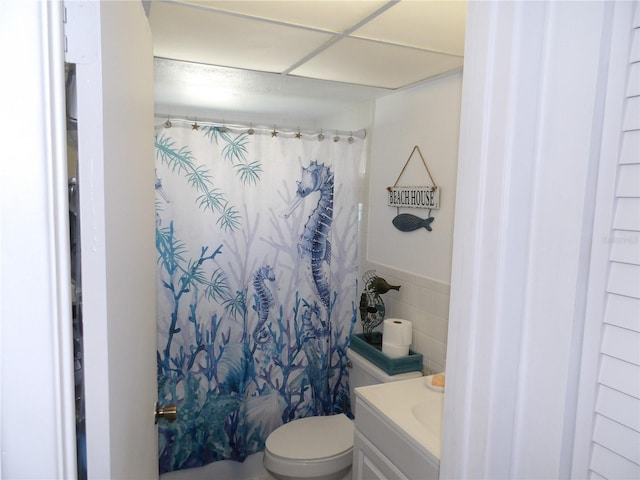 1250 S Pinellas Ave Unit 1013, Tarpon Springs, FL 34689 - full bath featuring tile walls, vanity, and a wainscoted wall