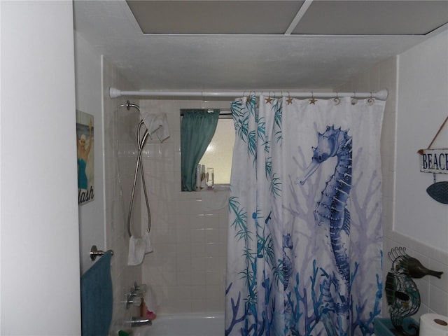 1250 S Pinellas Ave Unit 1013, Tarpon Springs, FL 34689 - bathroom featuring shower / tub combo with curtain