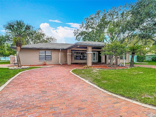4002 Hudson Ter, Tampa, FL 33618 - view of front of property featuring stucco siding and a front lawn