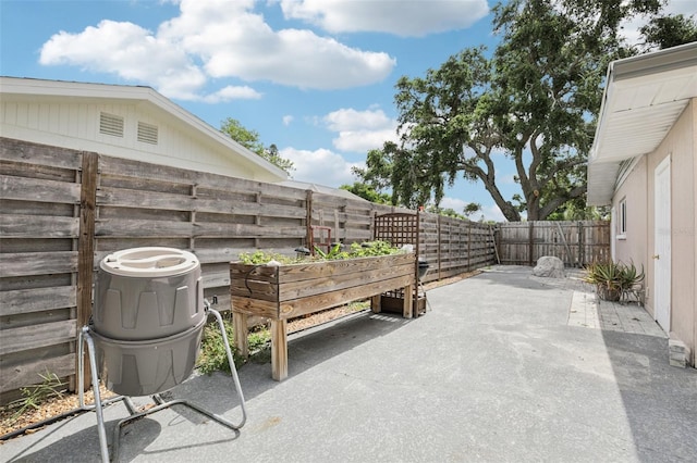 6220 Murdock Ave, Sarasota, FL 34231 - fenced backyard featuring a patio area
