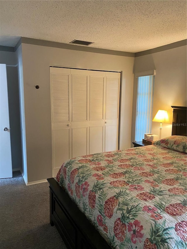 832 Cambridge Ct, Dunedin, FL 34698 - bedroom featuring a closet, a textured ceiling, and carpet flooring