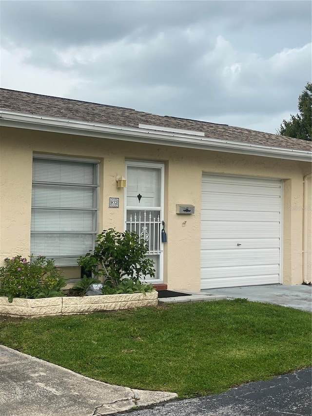832 Cambridge Ct, Dunedin, FL 34698 - entrance to property featuring stucco siding, a shingled roof, and a yard