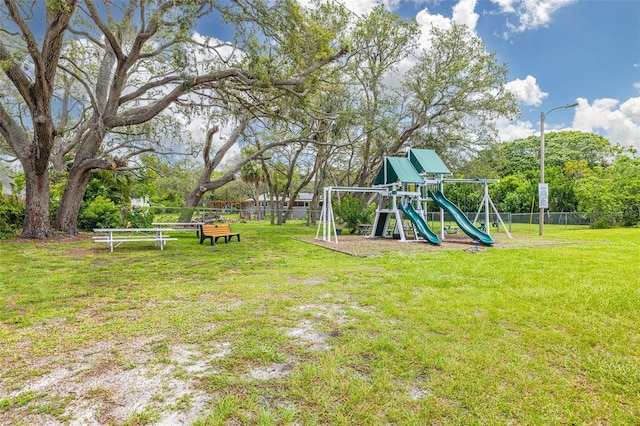 314 Circle Dr, Palm Harbor, FL 34683 - view of yard